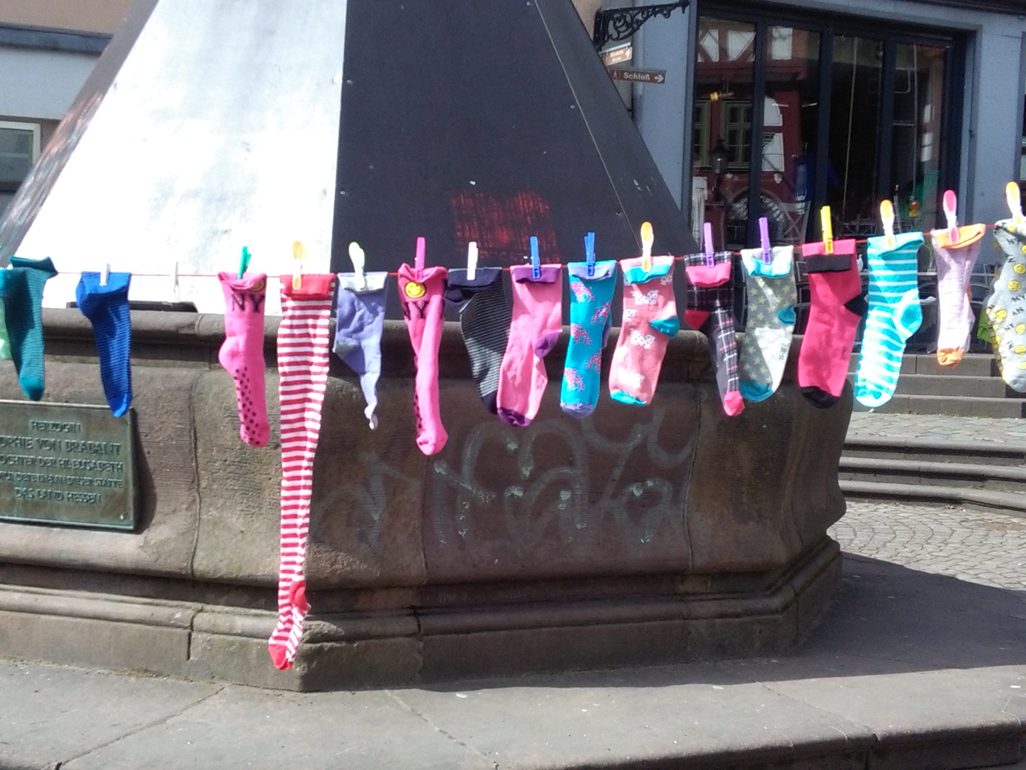 Socken auf Wäscheleine am Marktplatz
